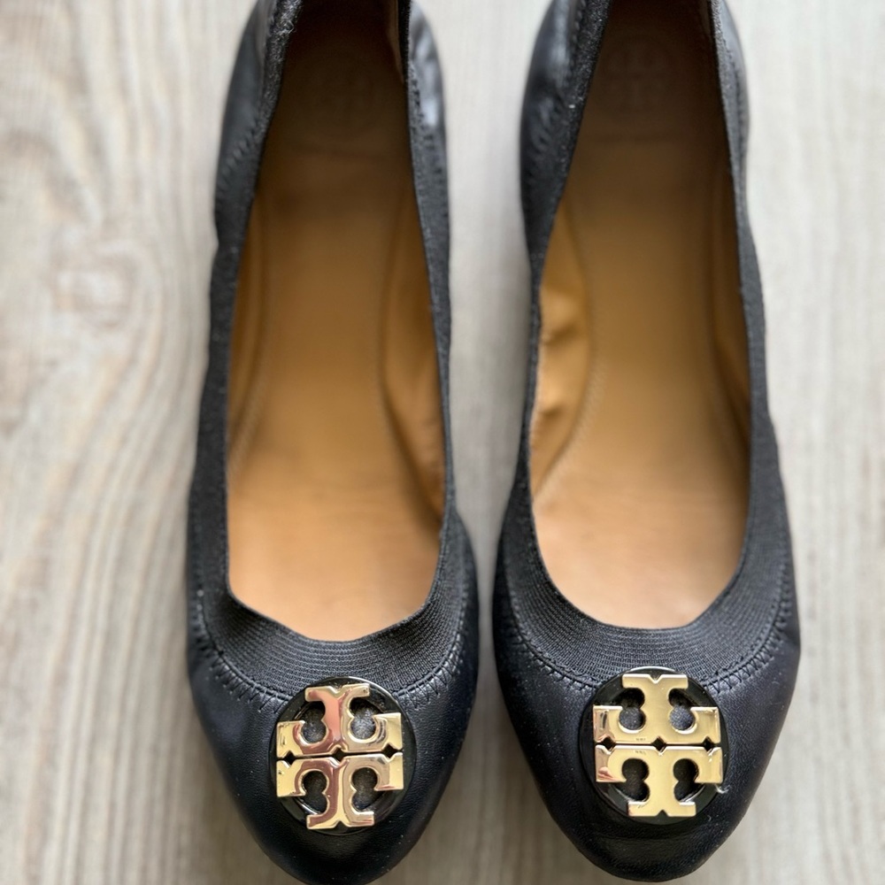 Tory Burch Black Leather Caroline elastic Ballet Flats sz 7 gold logo women’s